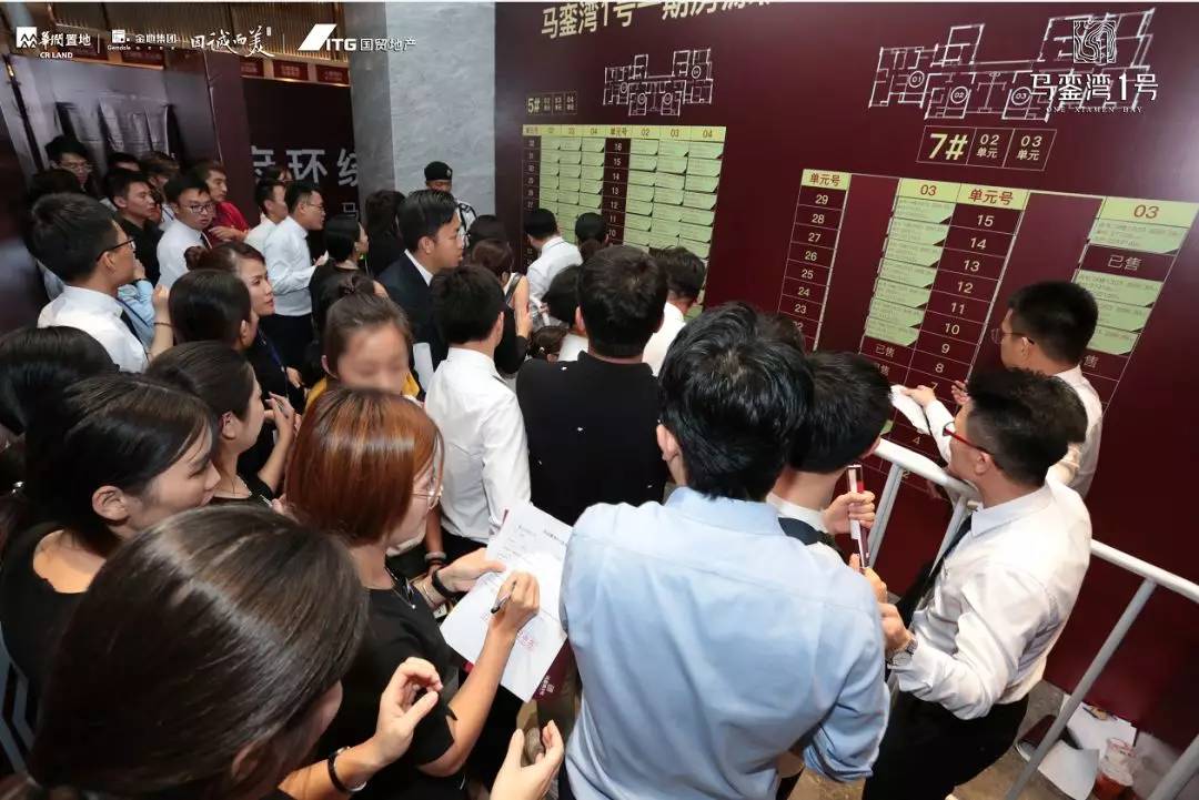 单价3.7万! 102套房被秒! 厦门一开盘现场, 有钱人抢房抢疯了!