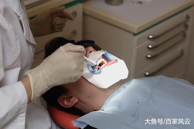 时尚好物官 牙缝里长“牙垢”,又腥又臭,牙医教你小妙招,“脏牙垢”自己掉!