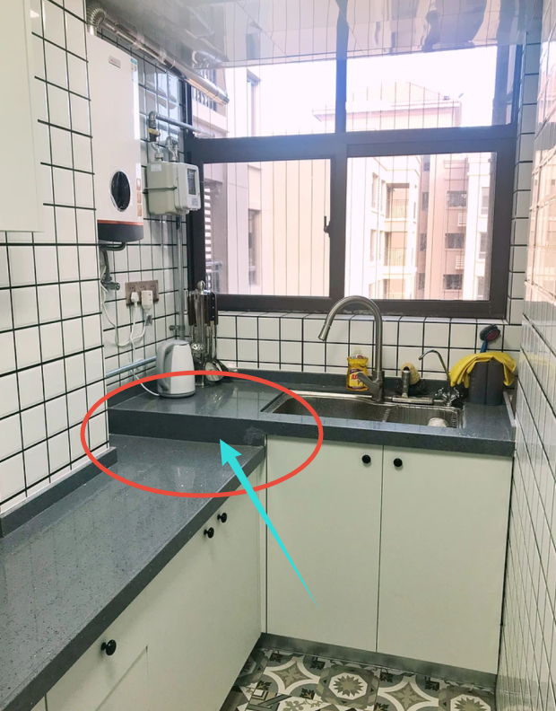 业主请教老师傅橱柜台面如何选，师傅反问4个问题，自己就明白了