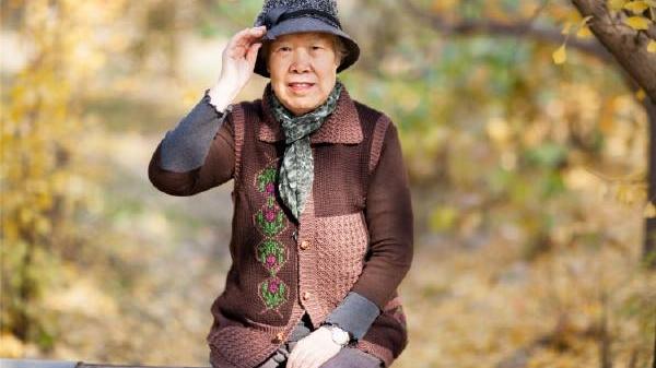 78岁姥姥冻龄秘籍:市场上5毛钱的它,每晚搽一搽,皱纹全走