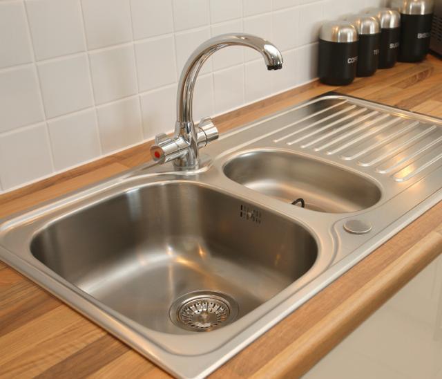 吃剩的果核不要扔, 水槽清洁都靠它, 6个厨房清洁技巧太实用了!