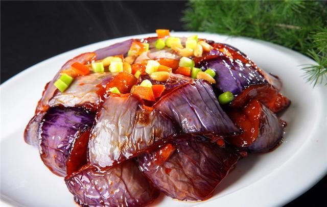 做红烧茄子的诀窍，只要学会这一招，做出来的茄子不油腻，特好吃