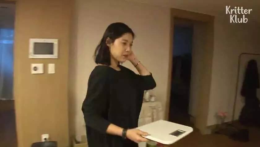 橘猫被遗弃后伤心不已，拒绝进食，暴瘦成纸片，幸好遇见了她