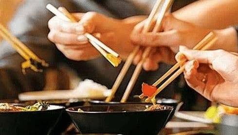 筷子不能吃披萨？一位中国人在国外用筷子吃披萨，引起了围观