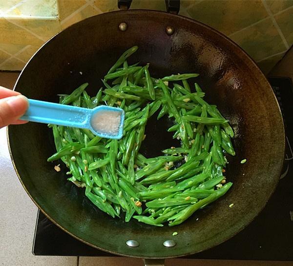 经常吃这3种蔬菜，排毒瘦身美容养颜，脸色红润动人