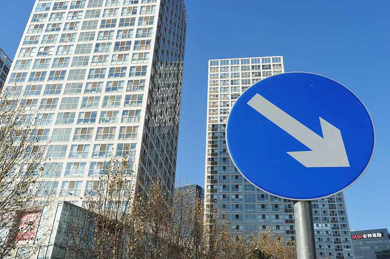 跌跌撞撞，楼市跨入下半年！买房不如储蓄，一类购房者成“猎物”