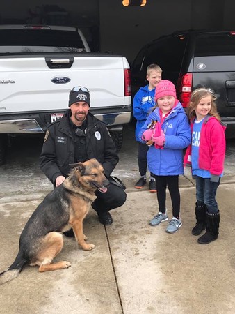 6岁爱狗女孩得脑瘤，30多个警察为她完成心愿，画面让人非常暖心