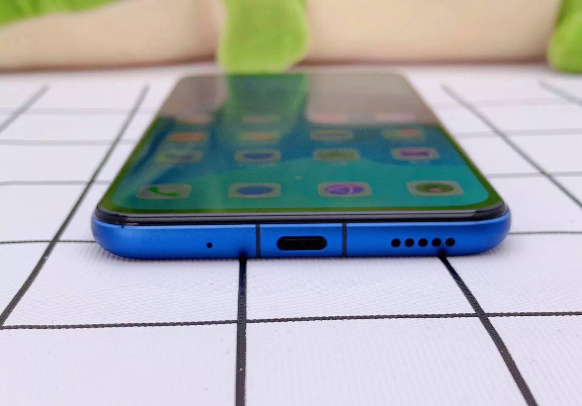 荣耀给力：麒麟980＋8G＋4千大电池降至3299！