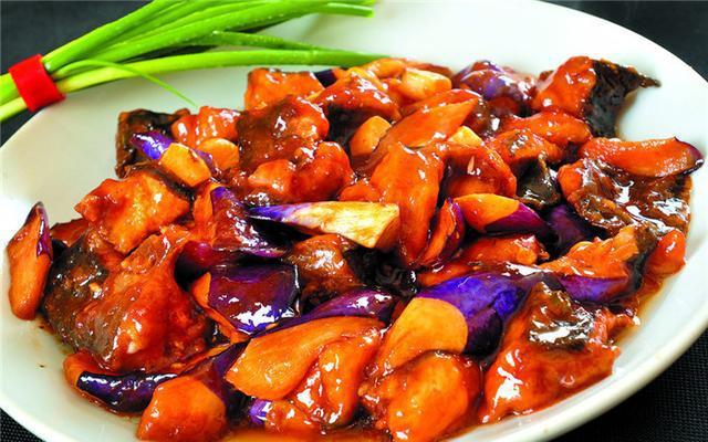 做红烧茄子的诀窍，只要学会这一招，做出来的茄子不油腻，特好吃