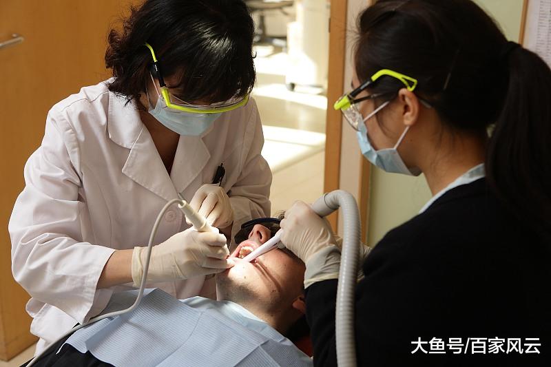 时尚好物官 牙齿长“脏东西”,别用手去抠,学会这招,“脏牙垢”自动掉