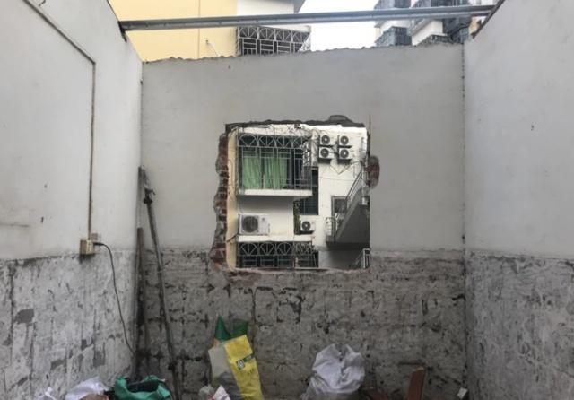 一家3口挤33㎡“铁皮屋”，设计师爆改变“安乐窝”！令人感动