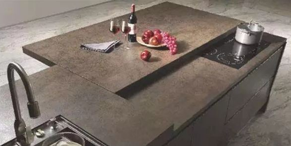 业主请教老师傅橱柜台面如何选，师傅反问4个问题，自己就明白了