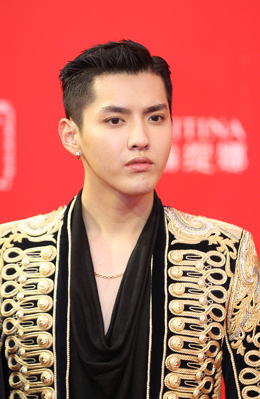 陈伟霆|吴亦凡、杨洋、 张翰、陈伟霆站在一起，身高差的也太明显了吧