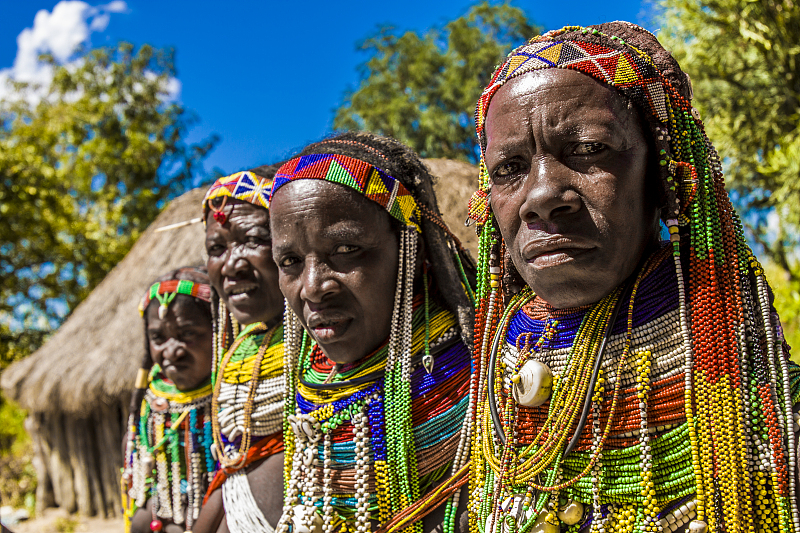 非洲■非洲辛巴族女子终生不洗澡没味，搬进城市却被普通感冒感染死亡