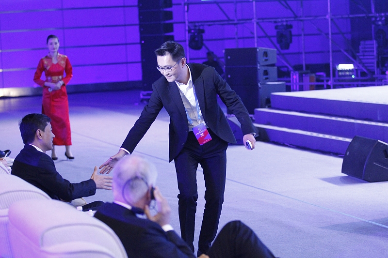 亚马逊|新纪录诞生！他用13800亿财富成世界首富，身价是马化腾3倍