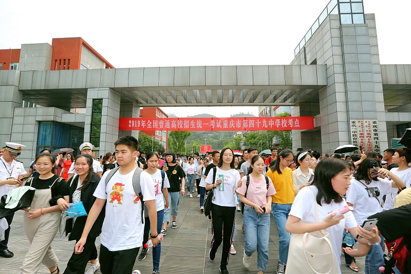 【】不少高中生的常态:晚上十一点睡觉,早上五点半就要起床