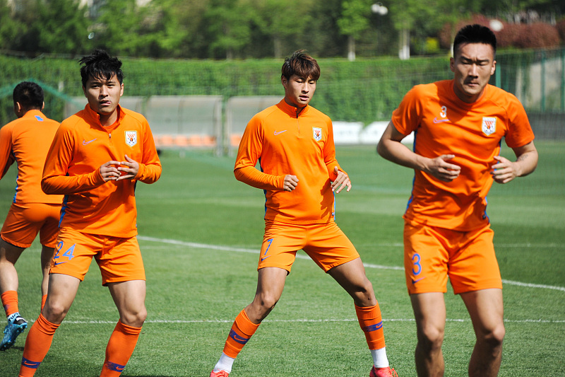 山东鲁能：他能被大牌名帅看中，却入不了李霄鹏法眼，如今只能在鲁能坐板凳