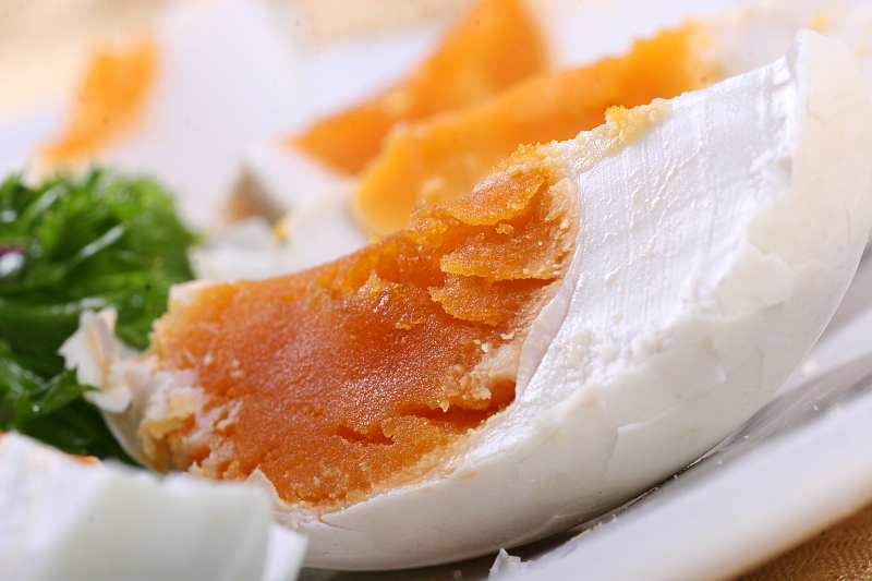 『玉米』腌咸鸭蛋，只加盐就错了，多加这2样，个个起沙流油，半月就能吃