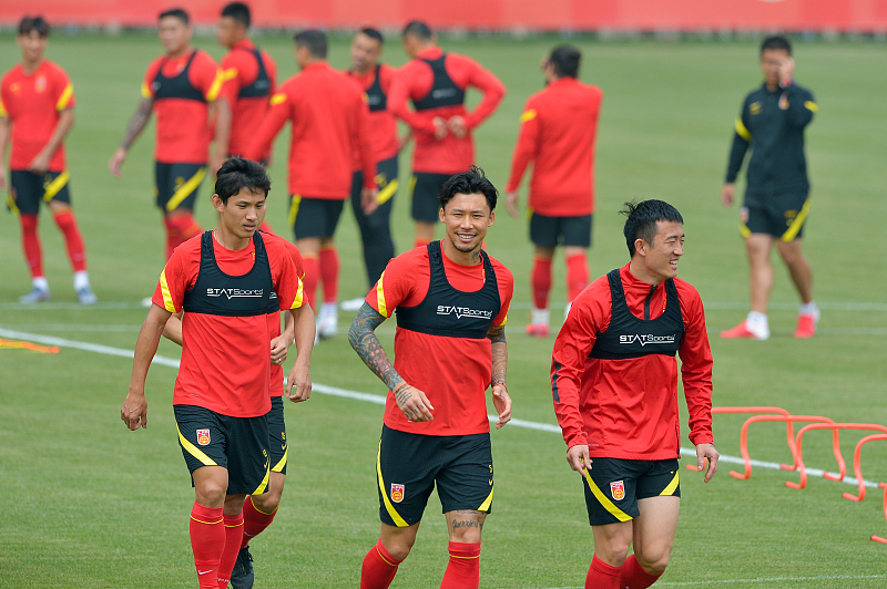 #国足#国足一场热身赛，却让两大悬念全部揭开，未来球队后防将焕然一新