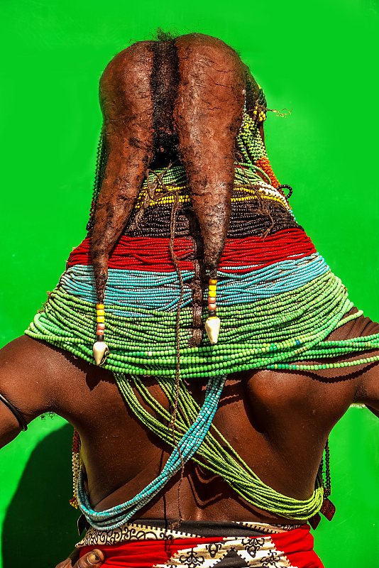 非洲■非洲辛巴族女子终生不洗澡没味，搬进城市却被普通感冒感染死亡