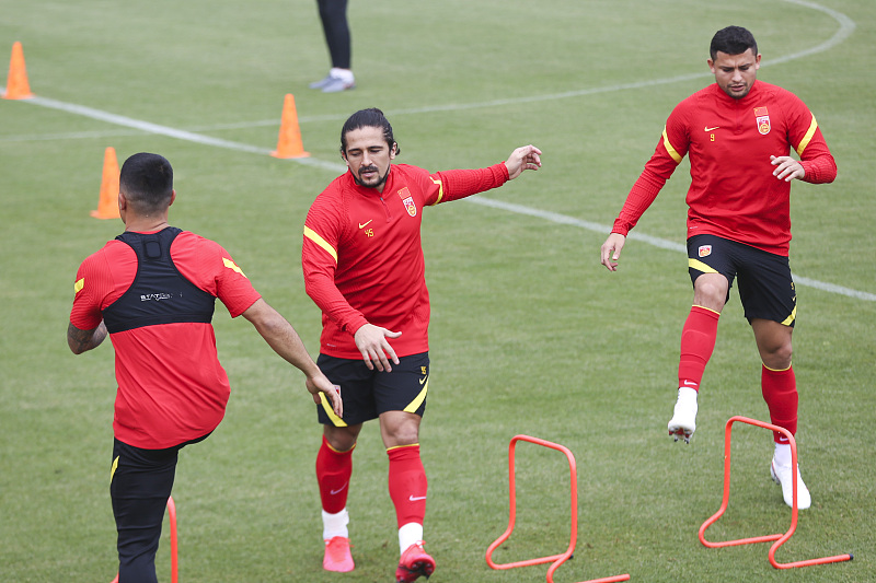 「国足」尴尬！他下场之后国足进攻反而变得活跃，连进四球锁定了一场大胜