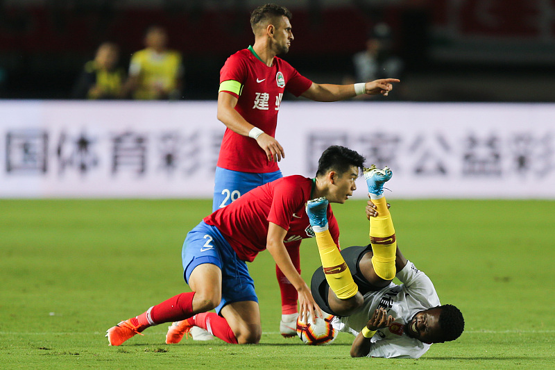 广州恒大▲搞不懂！他几次上场已经证明不堪大用，如今还能获得恒大高薪续约