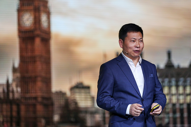 卢伟冰回怼荣耀：别整坏“理工男”？荣耀虽占理却输得很彻底！