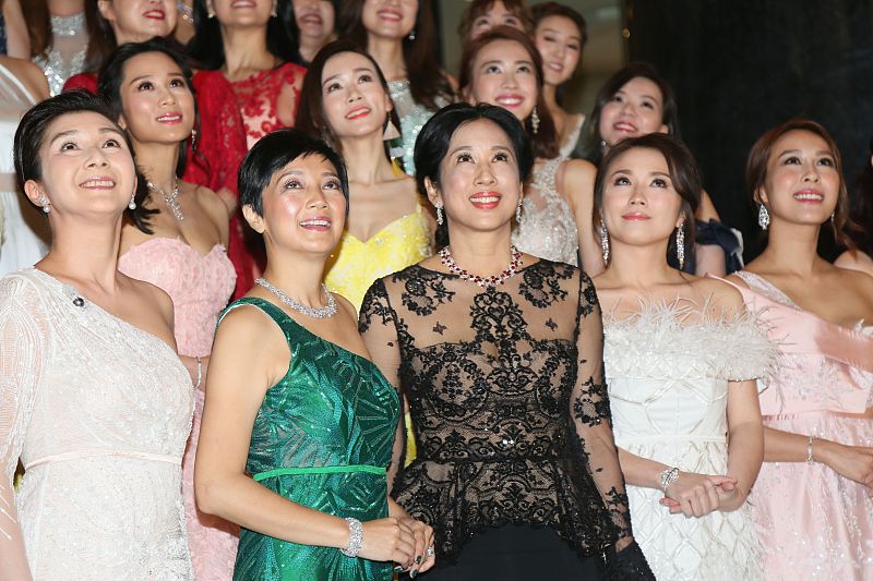 「豪门」19岁嫁大14岁富豪，50岁再嫁百亿豪门，老公给直接给23亿！