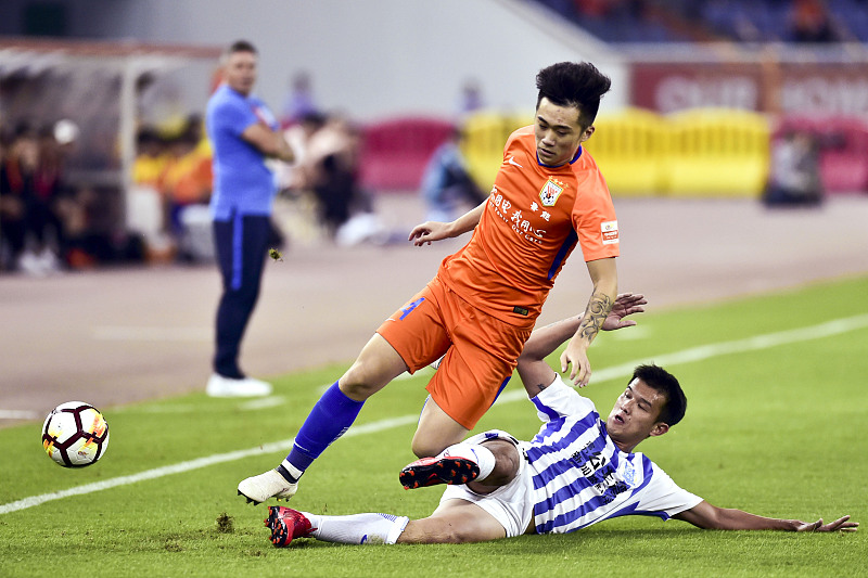 「李霄鹏」太大胆!李霄鹏让踢边后卫的他改踢后腰,未来或因此收获一员猛将