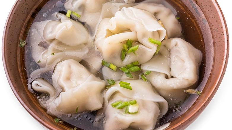 虾仁燕皮馄饨,色泽绚丽,配置得宜,嫩滑鲜醇,席间佳点