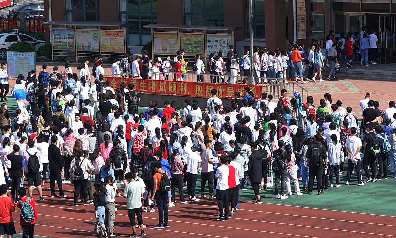 【】不少高中生的常态:晚上十一点睡觉,早上五点半就要起床