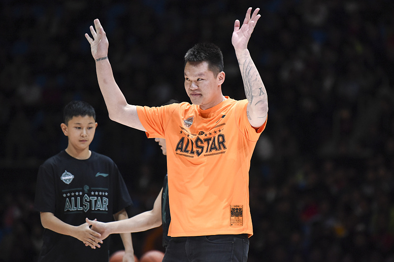 「朱芳雨」突发！独臂少年张家城上热搜，朱芳雨发出邀请，阿联13字令球迷泪目