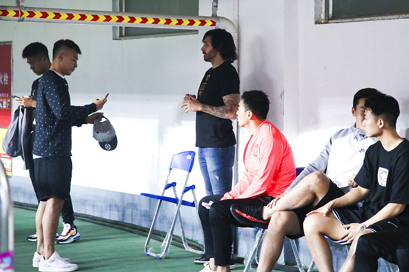 「李铁」李铁未来若镇不住归化球员,可火线请一人出山,曾在豪门效力多年