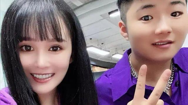 赵本山女儿"球球"晒马甲线,紧身裤露脐卫衣,沙漏型身材超a