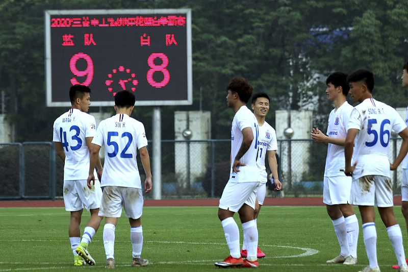 冯潇霆▲训练赛之后，申花聊天群好热闹，冯潇霆说出球队没签郑达伦的原因