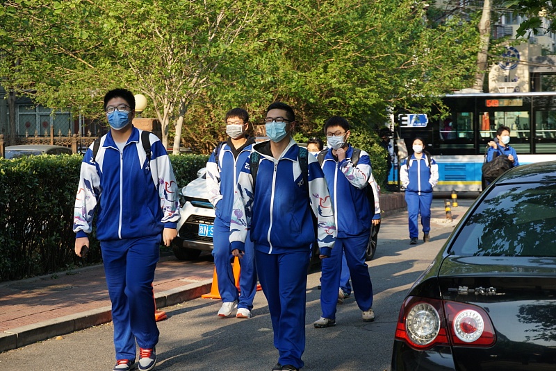 「大学生」这学期不用回学校上课了！多所大学通知本学期不用返校！你怎么看？