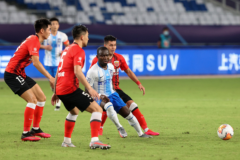 上海上港|太难了！胜之不武，无视足协规则？上港3-1轻取泰达登顶却遭狂喷