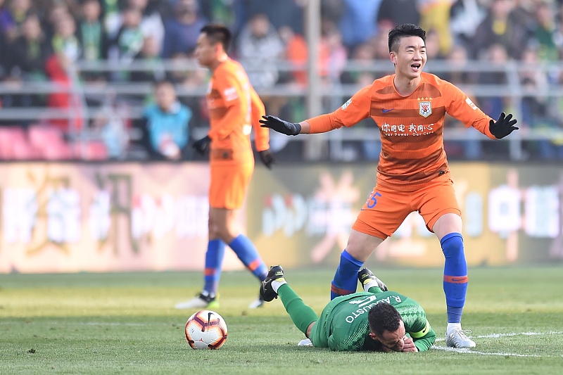 #山东鲁能#动真格了!鲁能中卫位置将迎来全新组合,功勋老将或因此枯坐板凳