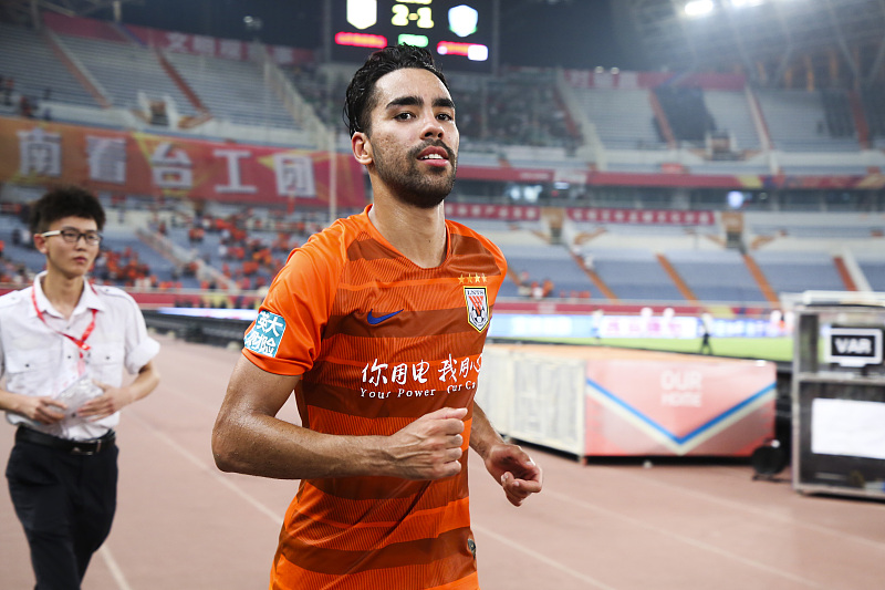 「山东鲁能」鲁能离队之人有望重返中超，曾在球队身披10号战袍，却被视为水货