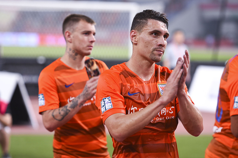 李霄鹏|闹情绪！鲁能重罚大牌球员1087万！李霄鹏从严治军引争议！