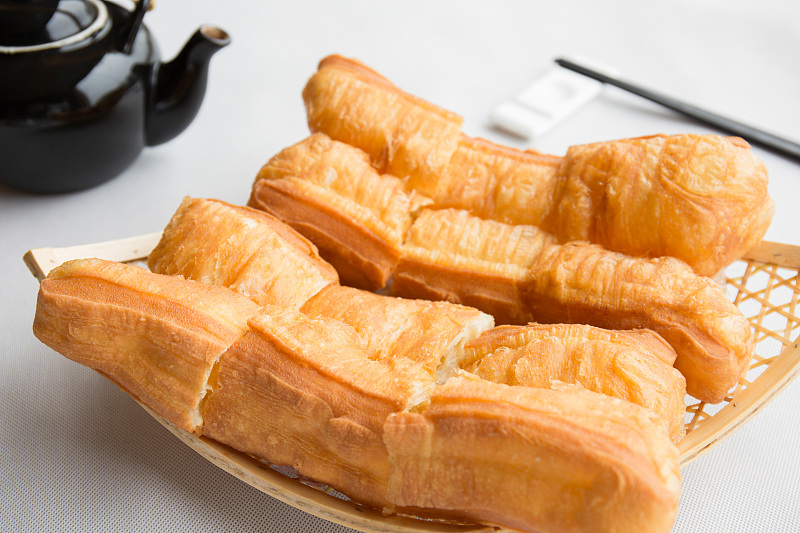 【炸油条】炸油条时,用酵母、泡打粉都不对!教你正确做法,油条金黄又酥脆