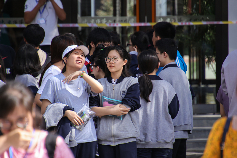 ▲高考前一晚,你在做什么?同学:押题