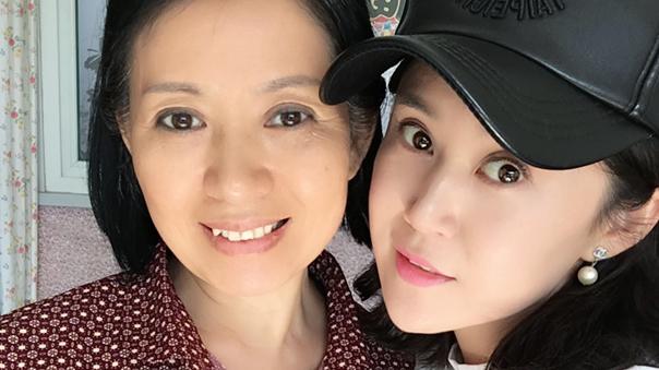 筱素清:"四嫂"扮演者,现实中贵妇气质,如今女儿是《乡爱》中的她