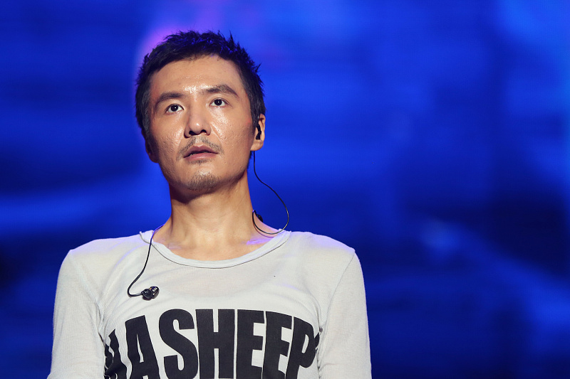 袁泉|2000 年的朴树: “袁泉，你歧视艾滋病吗？”