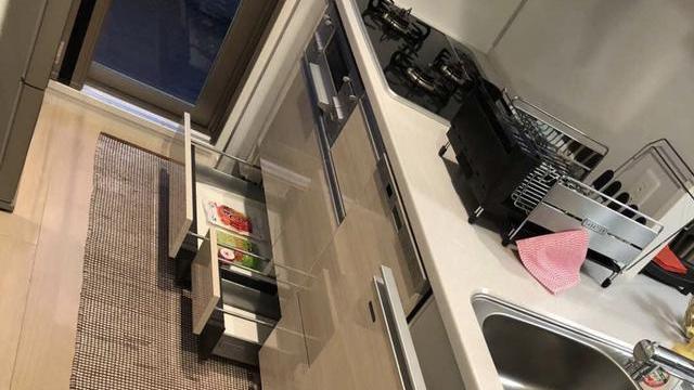 相比国内的，日本水槽上的小设计，让水槽好用好几倍