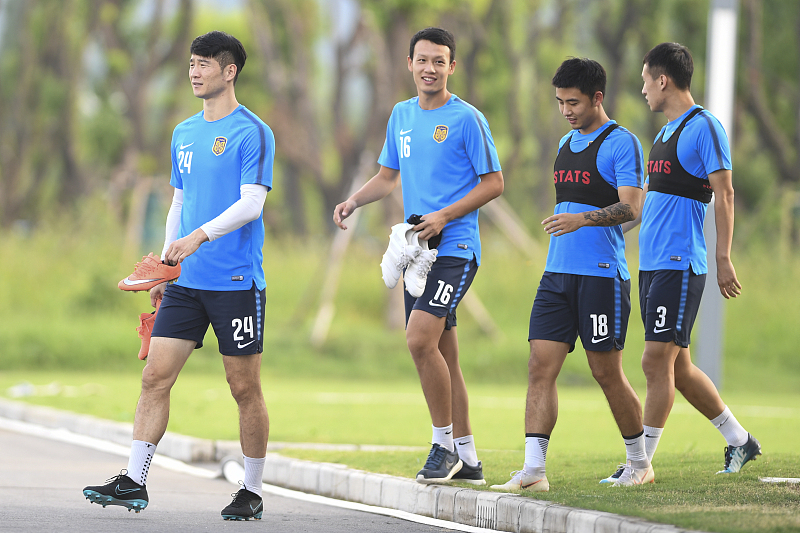 江苏苏宁▲白高兴了?他原以为自己可锁定苏宁核心,结果却被奥拉罗尤弃用