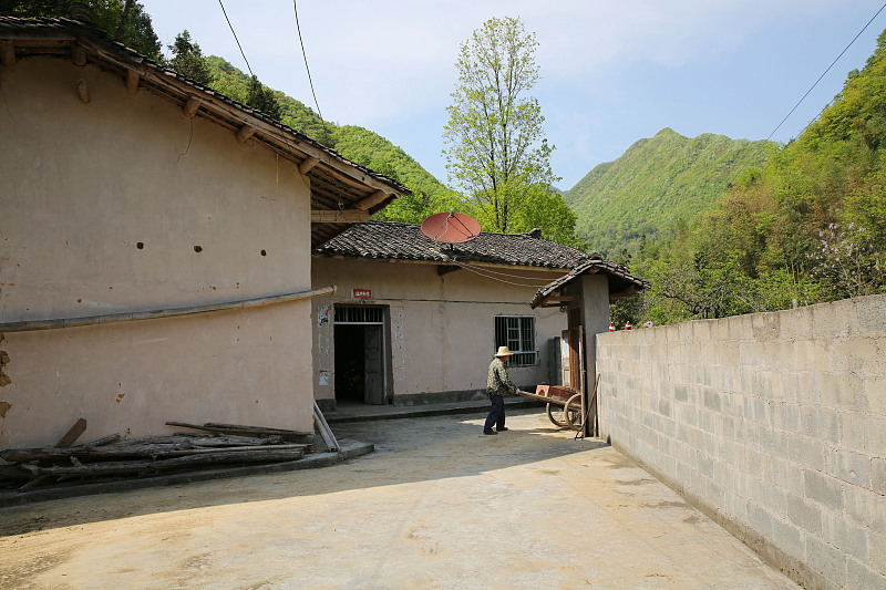 |农忙已结束，农民工为何不外出打工？还有心情打牌钓鱼？收入哪来