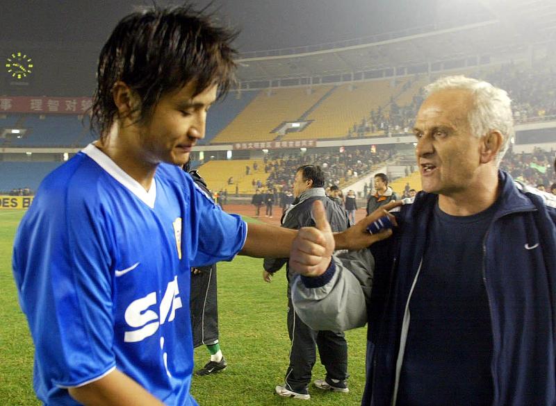 『吴承瑛』吴金贵曾力邀吴承瑛回申花，原本已现身申花，最后却被迫离队退役