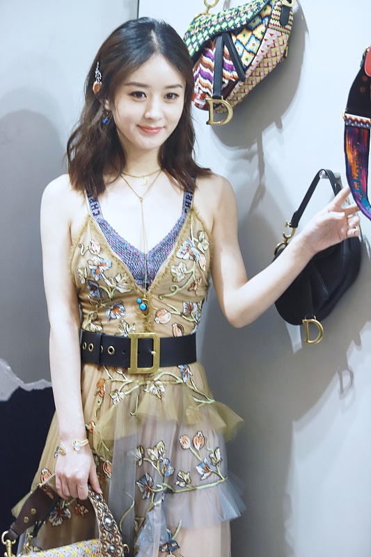 「赵丽颖」一位花100万整成赵丽颖，一位天生撞脸赵丽颖，看到照片后，这差距！