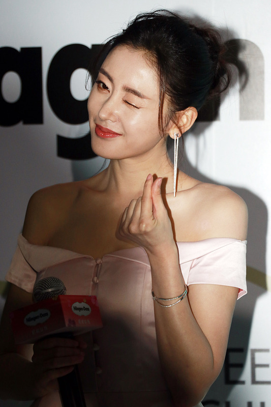 「张天爱」张天爱被哥哥抱着模仿蜘蛛侠，看到哥哥手放的位置，网友：应该避嫌了